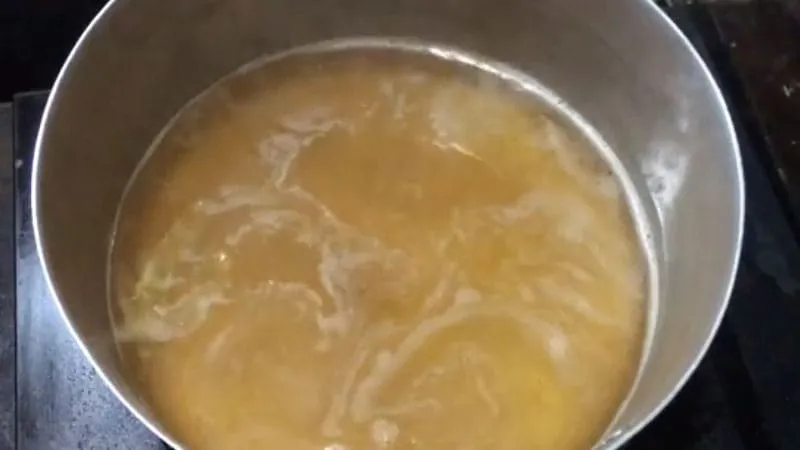 Bắc nồi lên bếp nấu canh nước dùng cho nồi canh chua lươn