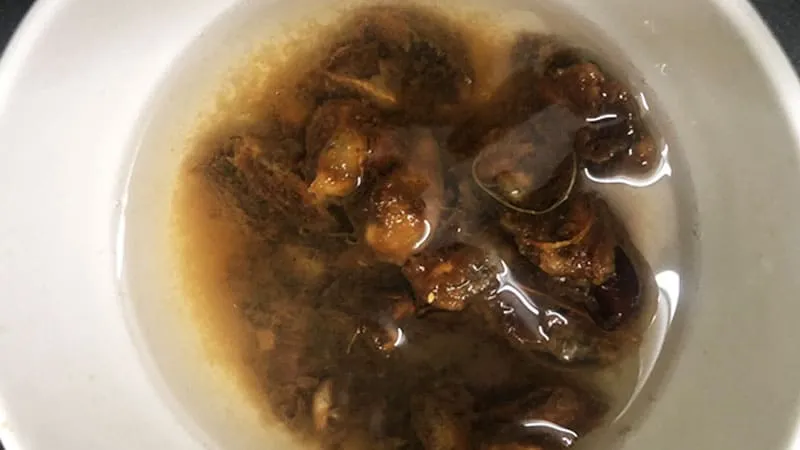 Bạn ngâm me chua vào nước để lấy nước cốt