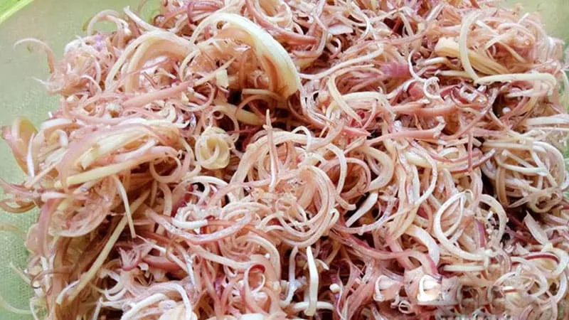 Hoa chuối bạn rửa sạch để ráo nước