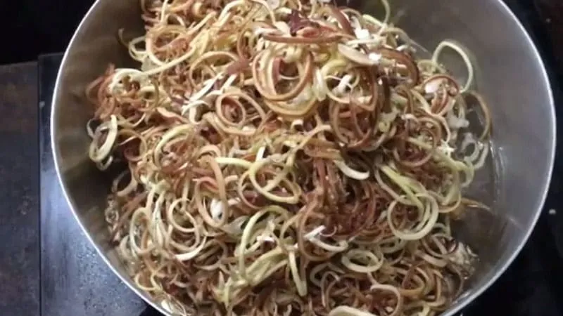 Nước dùng sôi, bạn cho hoa chuối vào