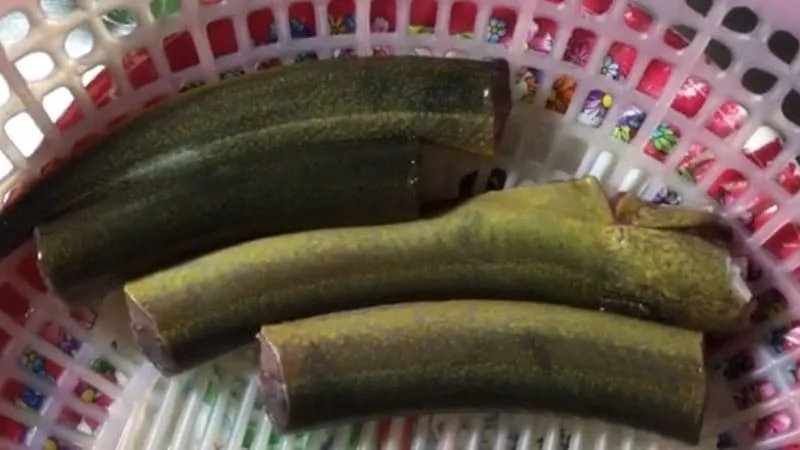 Sau khi loại bỏ hết nhớt ở lươn, bạn rửa sạch rồi cắt lươn thành từng khúc