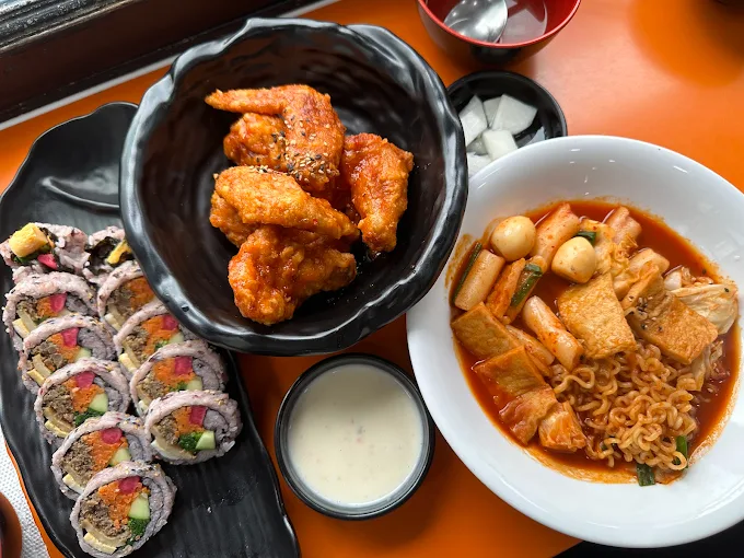 Món gà rán và bánh gạo cay tại Hanuri Korean Fast Food Bình Thạnh, quán ăn Hàn Quốc ngon ở Bình Thạnh được nhiều bạn trẻ yêu thích