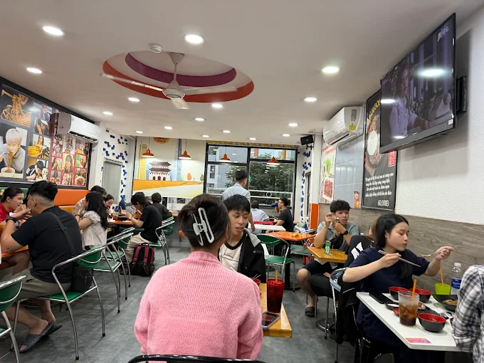 Không gian Hanuri Korean Fast Food Bình Thạnh rộng rãi, city-view sạch sẽ, phù hợp cho nhóm bạn trẻ