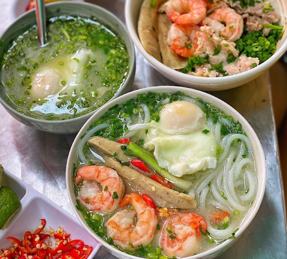 Bún nước Quyên Bình Thạnh, quán bún nước đặc trưng Nam Bộ, nổi bật với nước lèo đậm vị và mì trộn muối ớt.