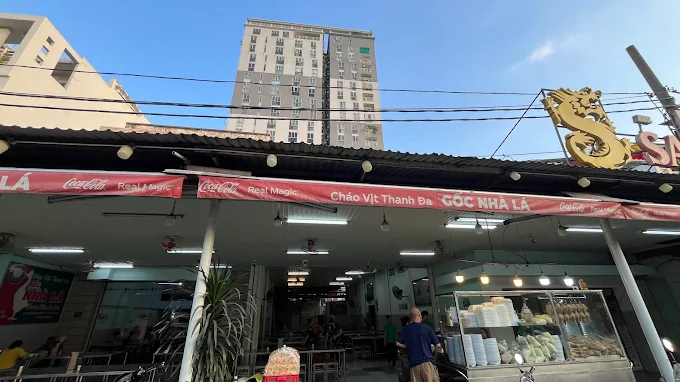 Cháo Vịt Thanh Đa Bình Thạnh, quán ăn bình dân nổi tiếng với cháo vịt, gỏi vịt và hương vị đậm đà.