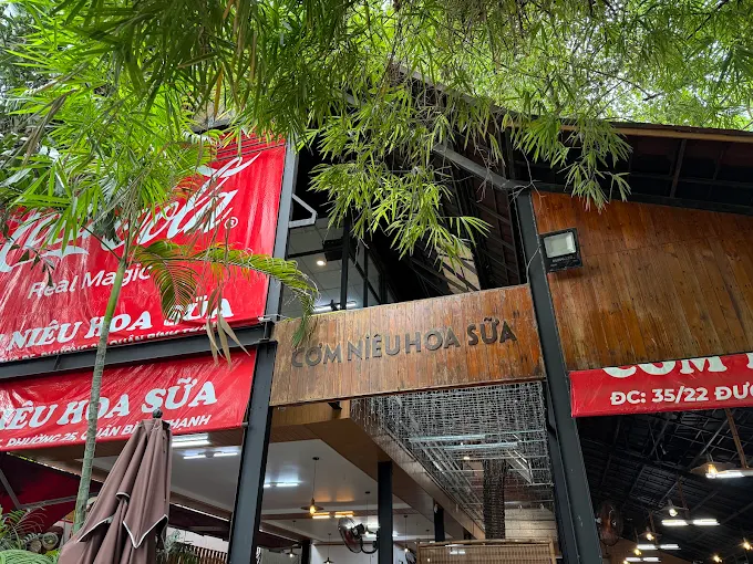 địa chỉ Cơm Niêu Hoa Sữa Bình Thạnh nổi tiếng với cơm niêu truyền thống, không gian ấm cúng, phù hợp gia đình.