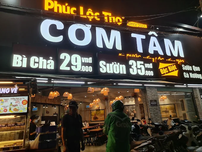 Cơm Tấm Phúc Lộc Thọ Bình Thạnh, chuỗi cơm tấm nổi tiếng với thực đơn đa dạng, phù hợp gia đình và dân văn phòng.