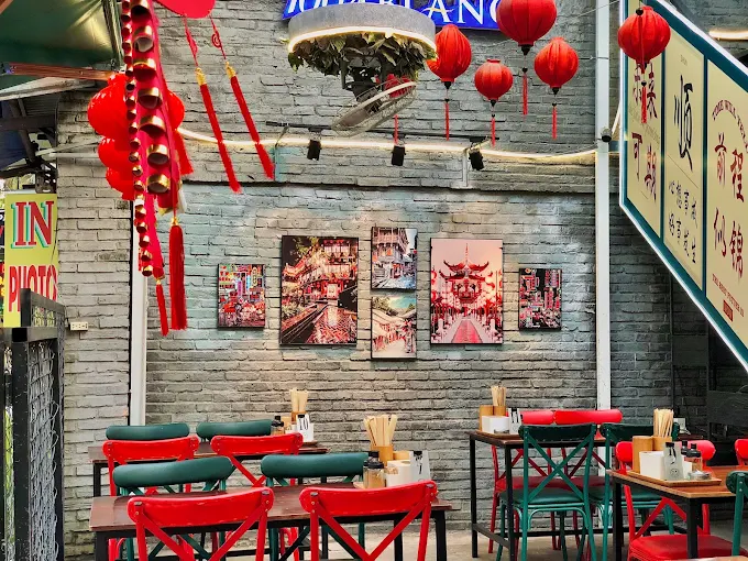 HI PANDA Bình Thạnh, quán ăn Trung Hoa nổi bật với BBQ, ẩm thực Tứ Xuyên, không gian rộng rãi.