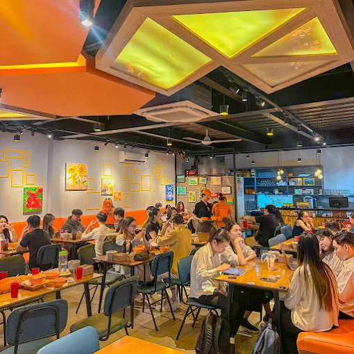 Jeju Chicken Bình Thạnh, quán gà rán phong cách Hàn Quốc, không gian rộng, có dịch vụ mang về và giao hàng.