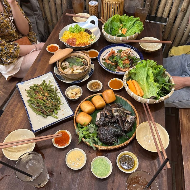 Nhà của Piêu Bình Thạnh, quán ăn phong cách cơm nhà, không gian thoải mái, menu đa dạng hợp khẩu vị gia đình.