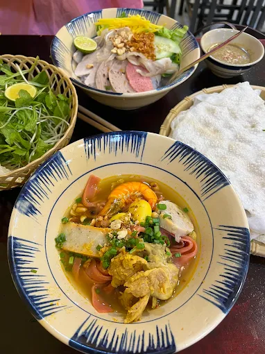 Ram Quang Ngon Restaurant Bình Thạnh phục vụ món Quảng, mỳ Quảng, bánh bèo, bún mắm nêm đậm chất miền Trung.